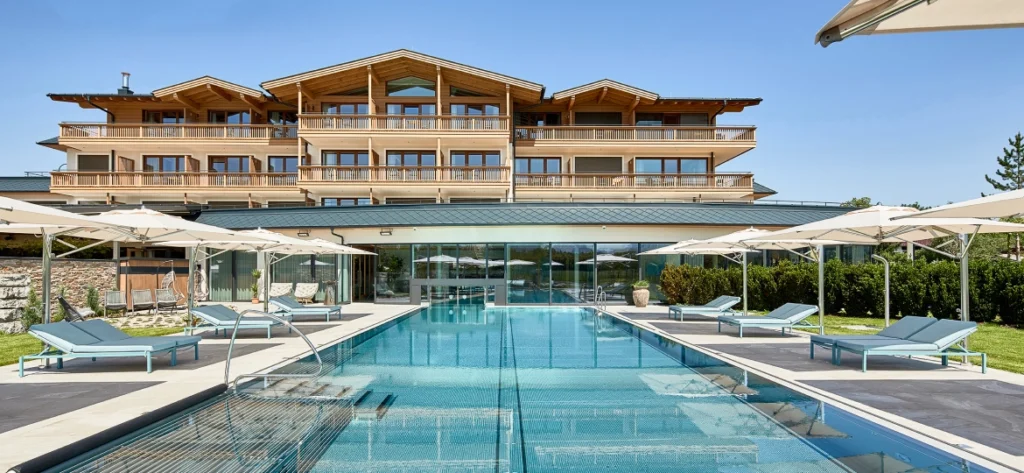 Drewniany hotel z basenem zewnętrznym
