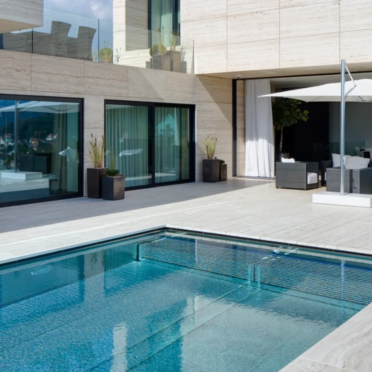 basen_zewnętrzny_z_ukrytą_rynną_003c