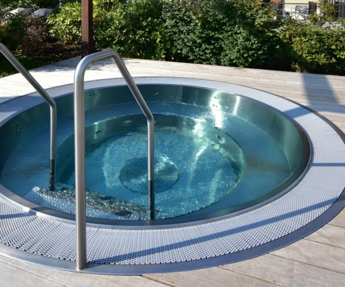 wanna-ze-stali-nierdzewnej-woda